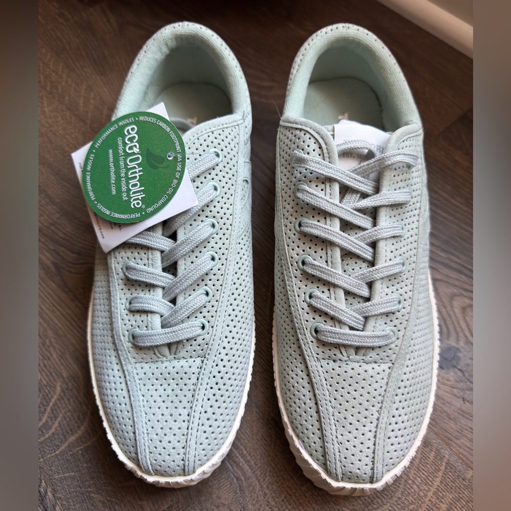 Women’s Tretorn soft leather upper sneakers - NWT.